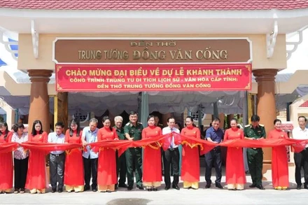 Đại biểu tham dự buổi lễ thực hiện nghi thức cắt băng khánh thành công trình. (Ảnh: HOÀNG TRUNG)