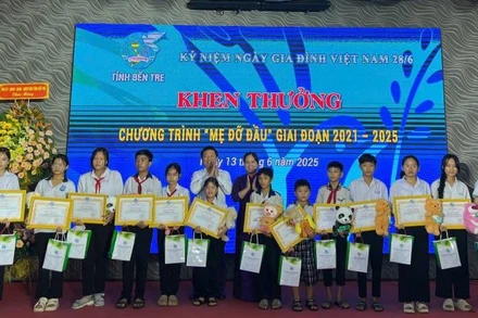 Lãnh đạo tỉnh Bến Tre trao giấy khen cho trẻ em mồ côi. (Ảnh: HOÀNG TRUNG)