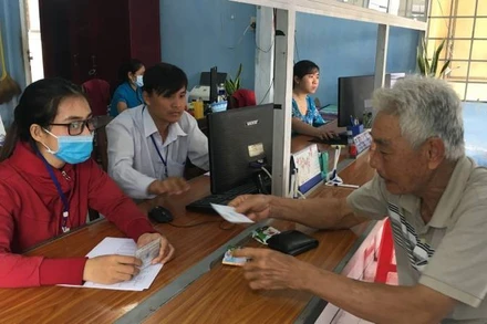 Người dân giải quyết thủ tục hành chính tại Ủy ban nhân dân cấp xã. (Ảnh: HOÀNG TRUNG)