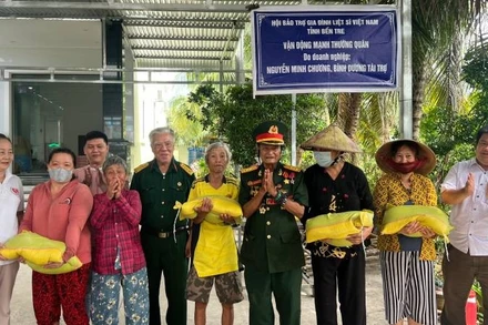 Chi hội Hỗ trợ, tri ân gia đình liệt sĩ tỉnh Bến Tre trao quà cho hộ gia đình chính sách trên địa bàn. (Ảnh: HOÀNG TRUNG)