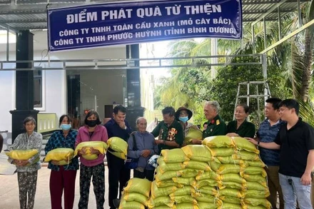 Chi hội Hỗ trợ, tri ân gia đình liệt sĩ tỉnh Bến Tre trao quà cho gia đình chính sách. (Ảnh: HOÀNG TRUNG)