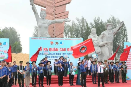 Lãnh đạo tỉnh Bến Tre phất cờ ra quân cao điểm Chiến dịch thanh niên tình nguyện hè năm 2025. (Ảnh: HOÀNG TRUNG)