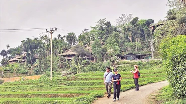 Du khách nước ngoài trải nghiệm, khám phá hệ sinh thái ở Pù Luông, tỉnh Thanh Hóa