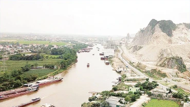 Công trường khai thác đá làm vật liệu xây dựng.