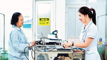 Bệnh viện Đa khoa thành phố Vinh triển khai xe tích hợp đến từng giường bệnh nhân.