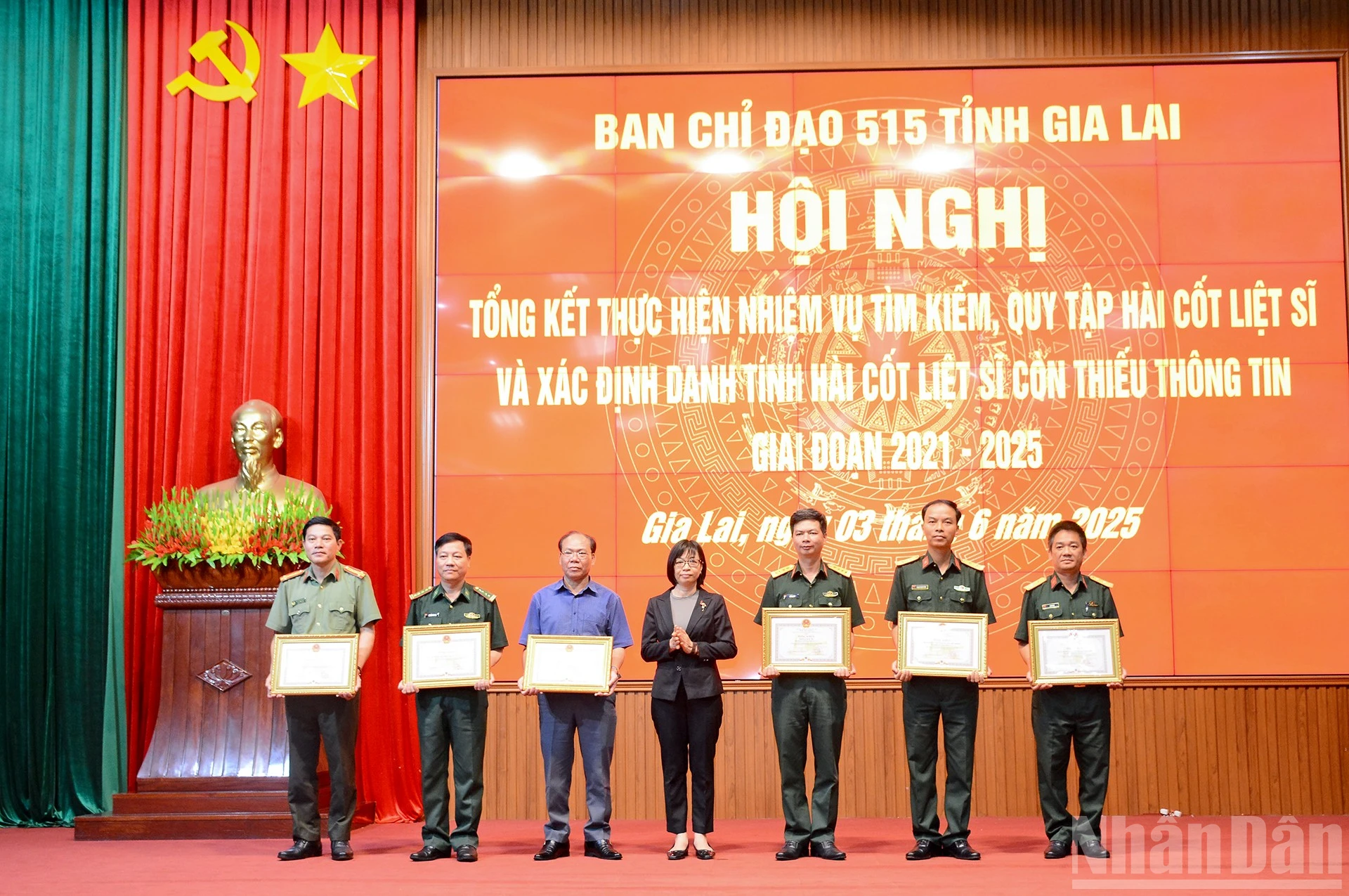 Đồng chí Nguyễn Thị Thanh Lịch trao Bằng khen tặng 6 tập thể và 14 cá nhân có thành tích trong thực hiện nhiệm vụ tìm kiếm, quy tập hài cốt liệt sĩ và xác định danh tính hài cốt liệt sĩ còn thiếu thông tin giai đoạn 2021-2025.