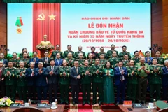 Các đại biểu tại buổi lễ.