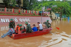 Ban Chỉ huy Phòng thủ khu vực 4 đưa người dân và tài sản ra khỏi khu vực lũ tại nhiều xã ở Con Cuông, Tương Dương, Mường Xén, Mỹ Lý, Nhôn Mai, tỉnh Nghệ An.