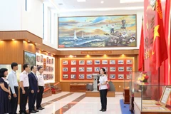 Các đại biểu tham quan phòng truyền thống Học viện Hải quân.