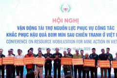 Trao hỗ trợ sinh kế cho các nạn nhân bom mìn