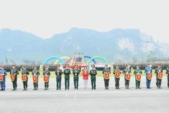 Ban tổ chức trao cờ lưu niệm tặng đại diện các đội tham dự Hội thao.