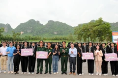 Đoàn công tác tặng quà, động viên cán bộ chiến sĩ, sinh viên của trường tham gia thực hiện nhiệm vụ A80.