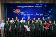 Các đại biểu chụp hình lưu niệm với nhân chứng lịch sử.