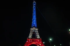 Từ nhiều ngày qua, tháp Eiffel đã được chiếu sáng với ba màu xanh, trắng, đỏ, màu cờ của nước Pháp, để tưởng nhớ các nạn nhân khủng bố 10 năm trước.