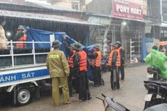 Bộ đội hậu cần Quân khu 5 phối hợp với các lực lượng đưa lương thực, thực phẩm đến người dân bị ngập lụt, chia cắt.