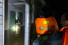 Bộ đội Hải quân cùng lực lượng vũ trang địa phương chuyển lương thực, nước ngọt đến tay từng hộ dân.