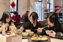 Các bạn trẻ thưởng thức món ăn ở quán ăn trong bảo tàng Tứ Xuyên. (Ảnh: TÂN HOA XÃ)