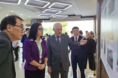 Ông Marcos Antonio Bednarski, Đại sứ Argentina tại Việt Nam, giới thiệu những thành tựu nông nghiệp của Argentina với các đại biểu tham dự triển lãm. (Ảnh: KHẮC KIÊN) 