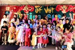 Con em các gia đình kiều bào tại Nice thích thú khi được khoác lên mình chiếc áo dài truyền thống mỗi dịp Tết đến Xuân về.