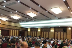 Các đại biểu tham dự lễ ra mắt sách "Kể chuyện phi công Bảy và đồng đội".