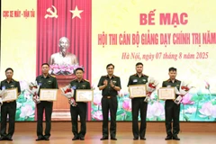Lãnh đạo, chỉ huy Cục Xe máy-Vận tải trao Bằng khen cho các đồng chí đạt giải Nhất, Nhì, Ba tại hội thi.