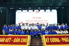 Cán bộ, chiến sĩ Bộ Tư lệnh Vùng Cảnh sát biển 2 tích cực tham gia phong trào Bình dân học vụ số.
