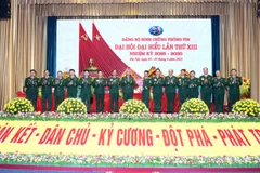 Thượng tướng Nguyễn Quang Ngọc tặng hoa chúc mừng Ban Chấp hành Đảng bộ Binh chủng nhiệm kỳ 2025-2030.