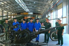 Thiếu tướng Huỳnh Tấn Hùng kiểm tra giờ huấn luyện thực hành của học viên Lào.