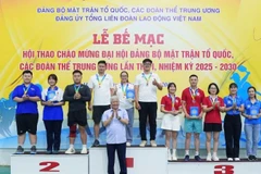 Đồng chí Đỗ Văn Chiến, Ủy viên Bộ Chính trị, Chủ tịch Ủy ban Trung ương Mặt trận Tổ quốc Việt Nam trao giải cho các đội đoạt giải Nhất, Nhì, Ba môn kéo co. (Ảnh: HỮU CHÁNH)