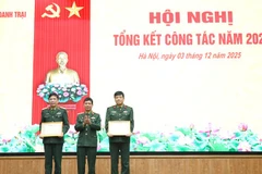Thiếu tướng Hà Như Lợi trao bằng khen của Bộ trưởng Quốc phòng tặng Cục Doanh trại vì có thành tích xuất sắc trong thực hiện nhiệm vụ năm 2025.