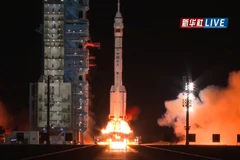 Tên lửa đẩy Trường Chinh 2F mang theo tàu vũ trụ Thần Châu 21 rời bệ phóng. (Ảnh: TÂN HOA xã)