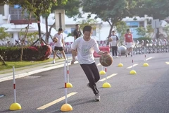 Học sinh tập luyện bóng rổ. (Ảnh: Sohu.com)