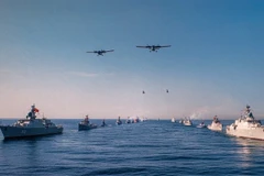 Các biên đội tàu và máy bay tham gia diễu binh.
