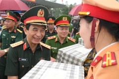 Bộ trưởng Quốc phòng Phan Văn Giang trao quà tặng lực lượng tham gia diễu binh diễu hành tại buổi tổng hợp luyện.