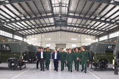 Đồng chí Lê Tấn Cận, Thứ trưởng Tài chính và Đoàn công tác kiểm tra kho dự trữ quốc gia thuộc Cục Xe máy-Vận tải.