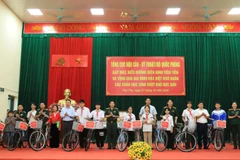 Đoàn công tác Tổng cục Hậu cần-Kỹ thuật và Cấp ủy, chính quyền địa phương tặng xe đạp cho học sinh vượt khó học giỏi.