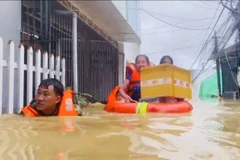 Cán bộ, chiến sĩ Vùng 4 cứu người dân ra khỏi khu vực nguy hiểm đến nơi an toàn.