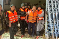 Đưa người dân đến vùng an toàn.