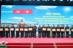 Bộ Tư lệnh Hải quân trao thưởng cho các tập thể, cá nhân tiêu biểu xuất sắc trong thực hiện chương trình, hoạt động.
