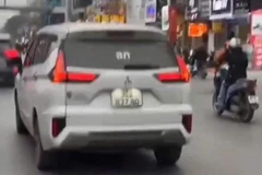 Xe ô-tô gắn đèn Led có dòng chữ xúc phạm lực lượng Công an.