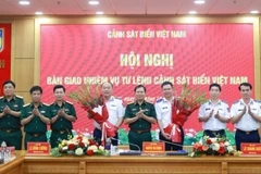 Đại tướng Nguyễn Tân Cương tặng hoa chúc mừng Trung tướng Lê Quang Đạo và Thiếu tướng Lê Đình Cường.