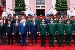 Bộ trưởng Phan Văn Giang và Bộ trưởng Pete Hegseth cùng các thành viên hai đoàn tại lễ đón.