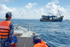 Cán bộ, chiến sĩ Tàu 627, Hải đội 511, Lữ đoàn 127, Vùng 5 Hải quân tiếp cận, tuyên truyền cho ngư dân đang khai thác hải sản trên vùng biển Tây Nam.