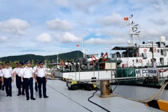 Trung tướng Bùi Quốc Oai kiểm tra việc neo đậu của các tàu Cảnh sát biển tại cảng Hải đội 401.