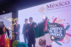 Thứ trưởng Ngoại giao Đặng Hoàng Giang, Đại sứ Mexico tại Việt Nam Alejandro Negrín và ông Vũ Anh Minh, Lãnh sự Danh dự Mexico tại Thành phố Hồ Chí Minh. (Ảnh: KHẮC KIÊN)
