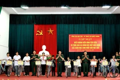 Lãnh đạo Tổng cục Hậu cần-Kỹ thuật tặng xe đạp cho học sinh vượt khó học giỏi.