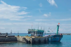 Tàu cá cập cảng Âu tàu để được hỗ trợ sửa chữa.