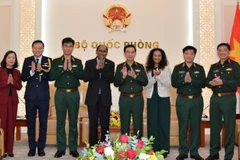 Đại tướng Phan Văn Giang, Đại sứ Jaya Ratnam và các đại biểu tại cuộc tiếp.