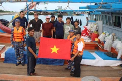 Cán bộ, chiến sĩ chằng néo phương tiện, di chuyển người và tài sản đến nơi an toàn tại các đảo.