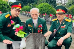 Các cựu chiến binh Sư đoàn 1 Anh hùng thắp hương tưởng nhớ đồng đội tại Nghĩa trang Liệt sĩ tỉnh Gia Lai.